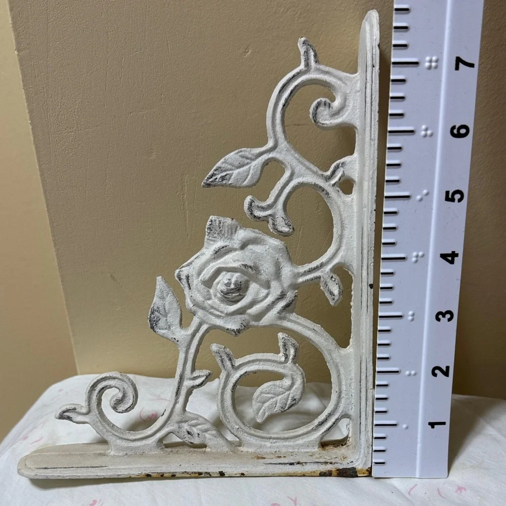 Vintage White Floral Wall Bracket